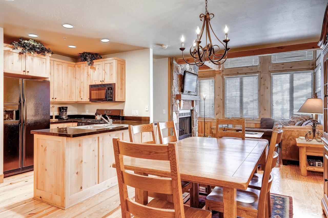 Portico Villa Park City Room photo